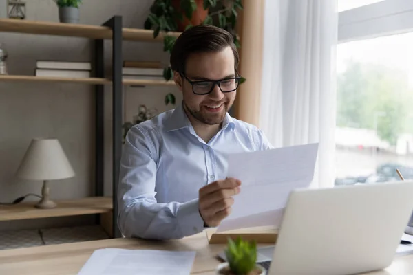 Gelukkig enthousiast zakenman lezen ontvangen papieren brief — Stockfoto