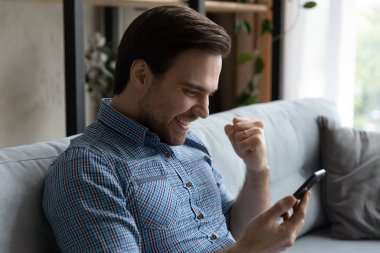 Mutlu erkek akıllı telefon kullanıcısı kısa mesajla heyecanlanıyor