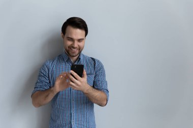 Mutlu milenyum adamı akıllı telefonunda online uygulama kullanıyor.