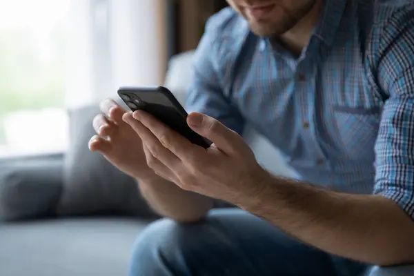 Manos del hombre utilizando la aplicación virtual en línea en el teléfono móvil — Foto de Stock