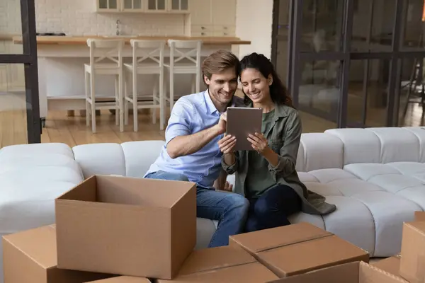 Feliz joven pareja de la familia usando tableta de computadora digital. — Foto de Stock