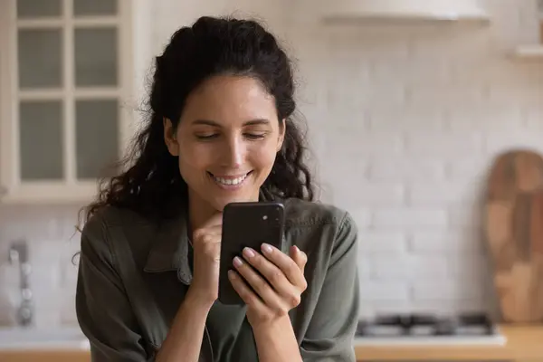 Ευτυχισμένη νεαρή γυναίκα λατίνα χρησιμοποιώντας εφαρμογές smartphone. — Φωτογραφία Αρχείου