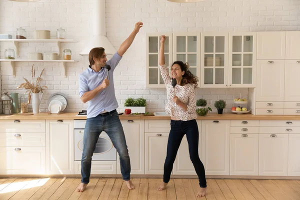 Joyeux jeune couple familial s'amuser dans la cuisine. — Photo