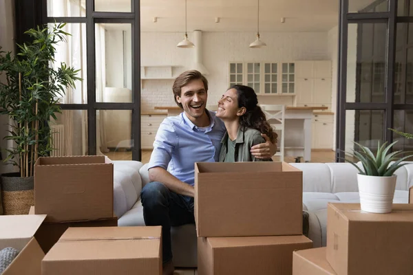 Retrato de alegres propietarios descansando en apartamento reformado. — Foto de Stock