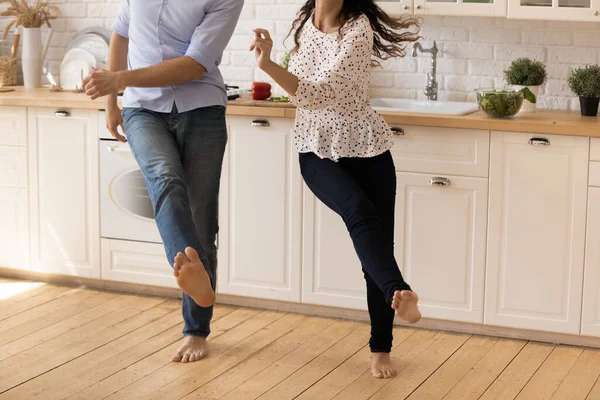 Focus sur jambes pieds nus de heureux jeune couple familial dansant. — Photo