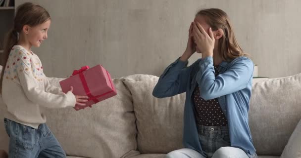 Dcera dává dárek box gratuluje mladé mamince k narozeninám — Stock video