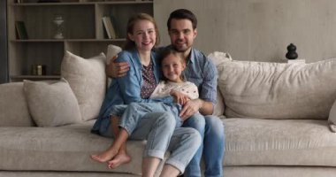 Küçük kızı olan hayalperest bir çift koltukta dinleniyor.