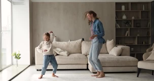 Gelukkig vrouw genieten levendig dansen met weinig dochter thuis — Stockvideo