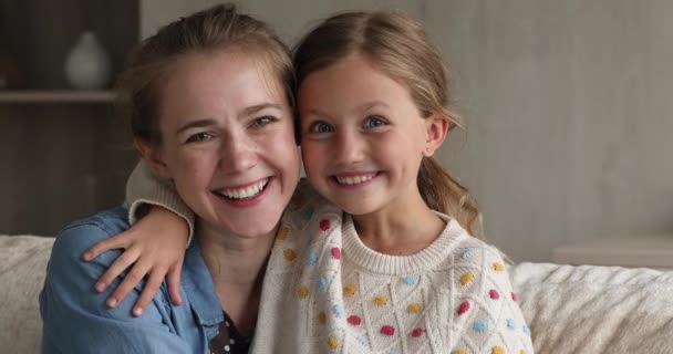 De cerca retrato joven madre abrazando a su hijita — Vídeos de Stock