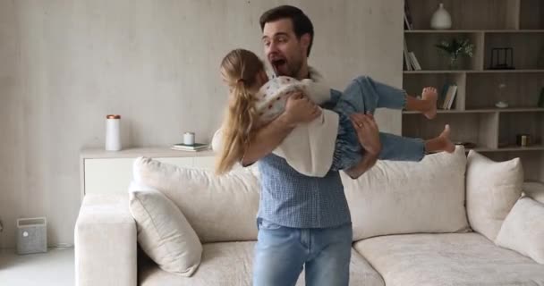 Młody ojciec bawi się w domu z małą dziewiątką — Wideo stockowe
