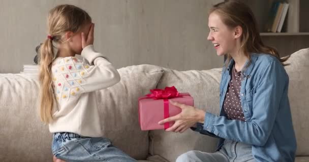 Kind bedek ogen met palmen anticiperen op langverwachte cadeau van moeder — Stockvideo