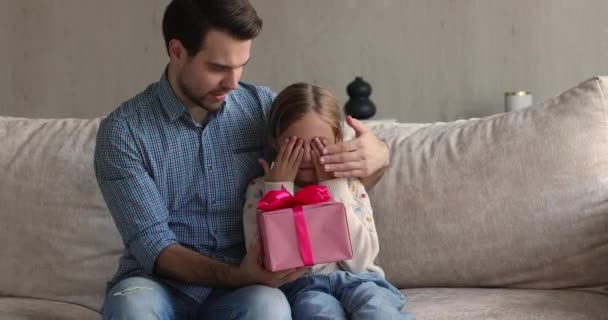 Loving papa maakt cadeau feliciteert leuke dochter op verjaardag — Stockvideo