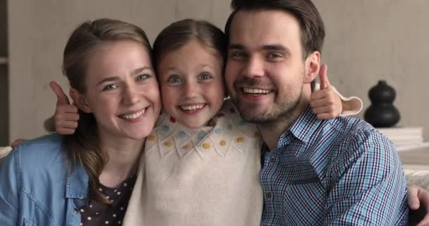 Headshot ritratto felice coppia sposata con figlioletta — Video Stock