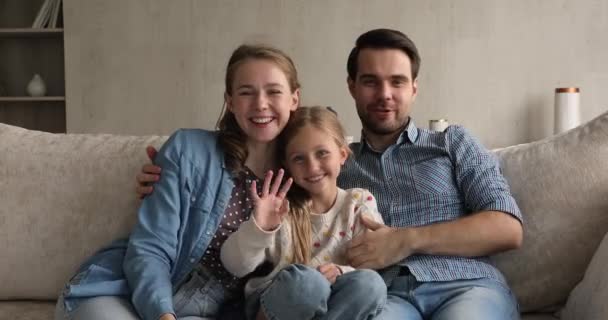 Paar und Tochter genießen Videotelefonie mit im Ausland lebender Familie — Stockvideo