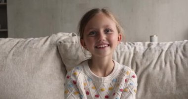 El sallayan küçük kız video konferansına başladı.