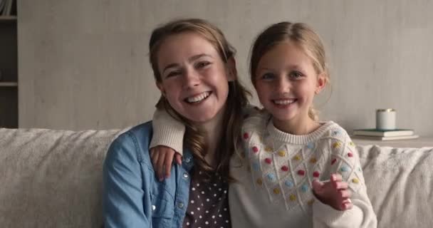 Fiatal nő kislányával indítsa videohívás — Stock videók