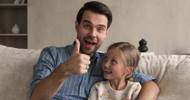 Vater und süße Tochter genießen Videocall mit Familie, die im Ausland lebt — Stockvideo