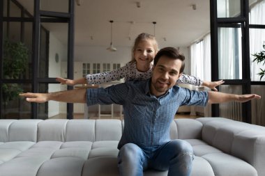 Mutlu bir baba ve sevgili bir kız çocuğu uçakla oynarken.