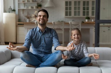 Evde meditasyon yapan mutlu baba ve kız çocukları