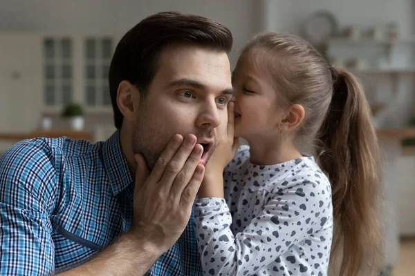 Söt dotter flicka berättar hemlighet för upphetsad förvånad pappa — Stockfoto