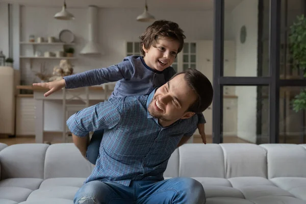 Glad kärleksfull pappa och tillgiven pojke spelar aktiva spel — Stockfoto