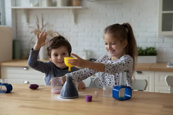 Gelukkig broer en zus kinderen studeren wetenschap en plezier hebben thuis — Stockfoto