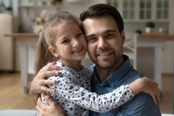 Happy dad holding cute daughter kid in arms — Stock Photo, Image