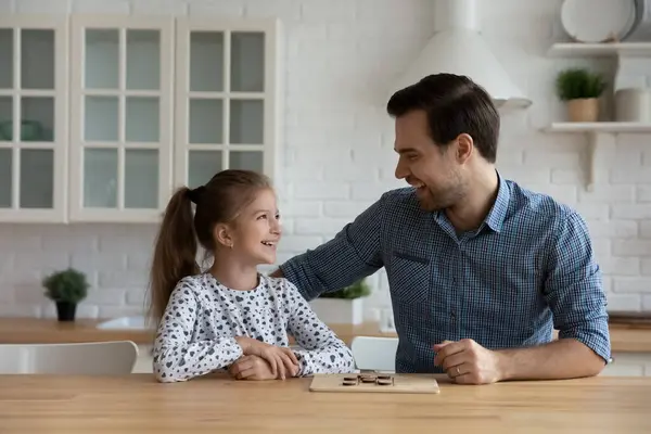 Radostně vzrušený táta a dcera dítě hrát dámu dámské dárky — Stock fotografie