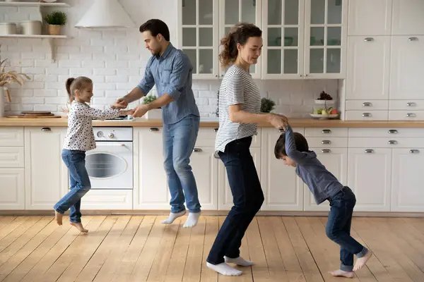 Famiglia eccitata divertirsi a causa di trasferirsi in una nuova casa — Foto Stock