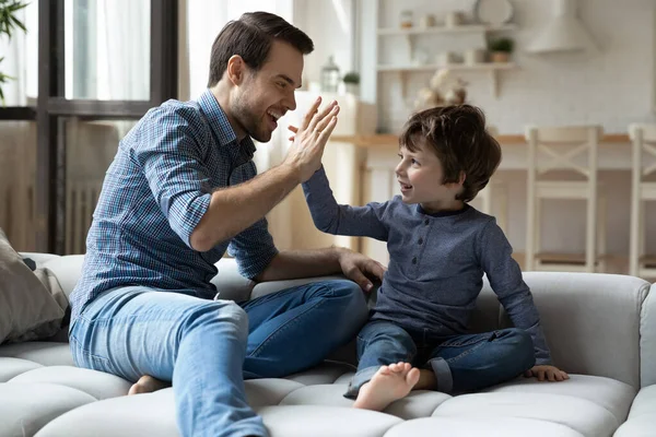 Glücklicher Millennial-Papa und süßer Vorschuljunge genießen Freizeit — Stockfoto