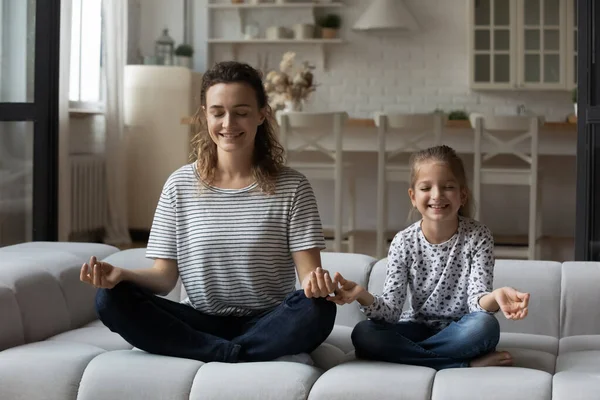 Усміхнена мирна мама і дочка роздумують вдома — стокове фото