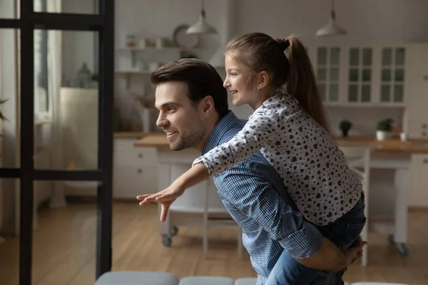 Père heureux et fille excitée s'amuser, profiter des activités à la maison — Photo