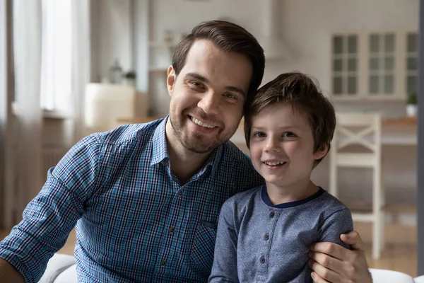 Porträtt av lycklig pappa och son barn tittar på kameran — Stockfoto