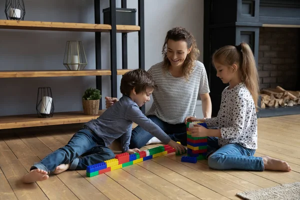 Best mom playing learning games with two sibling kids — Stock Photo, Image