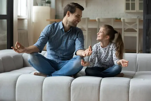 Šťastný milennial táta učí roztomilé 7s dcera meditovat — Stock fotografie