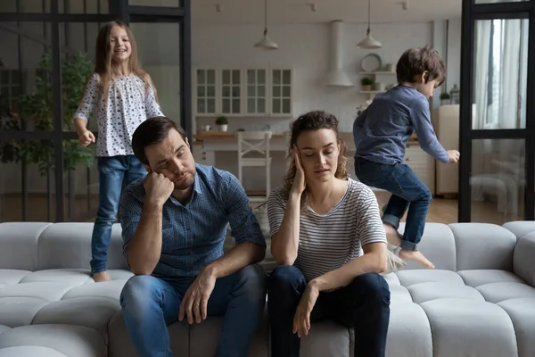 Uitgeputte vermoeide paar ouders raken hoofden — Stockfoto