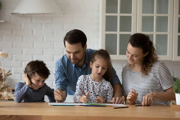 Gelukkig paar leren broer en zus kinderen om te tekenen met kleurpotloden — Stockfoto