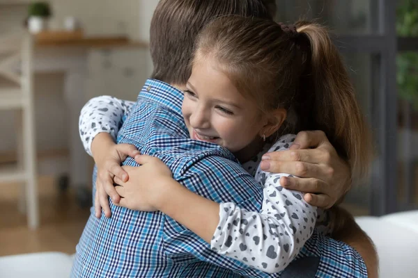 Gelukkig enthousiast dankbaar meisje knuffelen beste papa thuis — Stockfoto