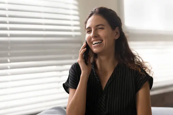 Feliz mujer latina emocionada hablando en el teléfono móvil — Foto de Stock