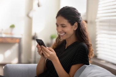 Mutlu aşırı neşeli akıllı telefon kullanıcısı eğlenceli doğu sohbetleri yapıyor.