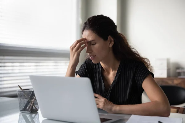Сумна розчарована тисячолітня жінка втомилася від роботи за комп'ютером — стокове фото