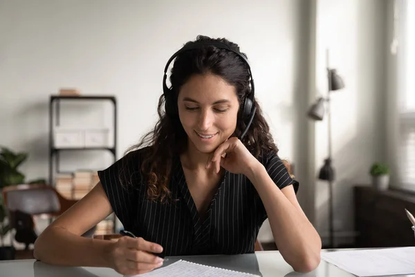 Gelukkig volwassen student in hoofdtelefoon luisteren naar webinar — Stockfoto