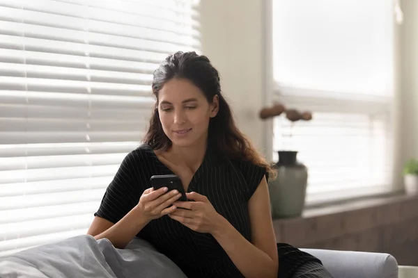 Serious thoughtful mobile phone user reading text message on screen — Stock Photo, Image