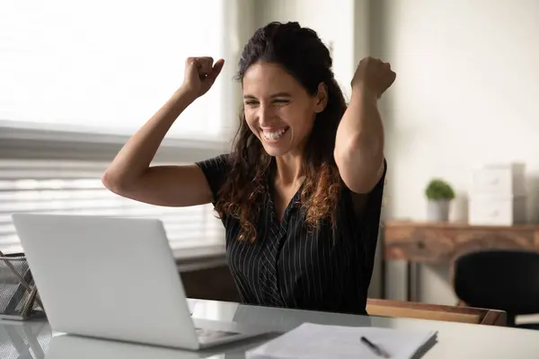 Feliz emocionado millennial empresaria en casual emocionado con buenas noticias —  Fotos de Stock