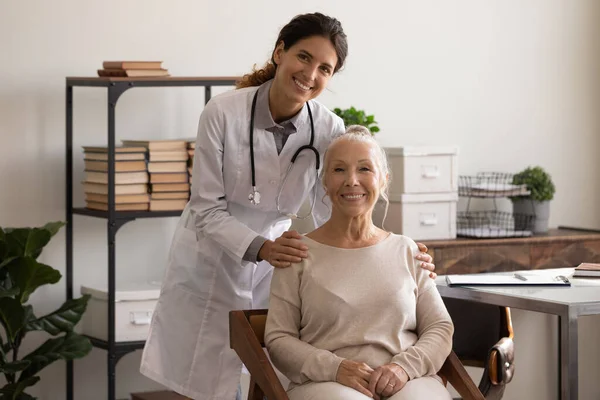 Retrato de la señora mayor feliz visitando al médico, mirando a la cámara — Foto de Stock