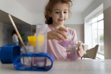 Gülümseyen zeki çocuk kimyasal deneyler yapıyor..