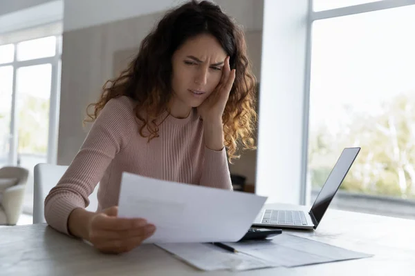 Nerviosa infeliz joven hispana recibiendo rechazo de préstamo bancario. — Foto de Stock