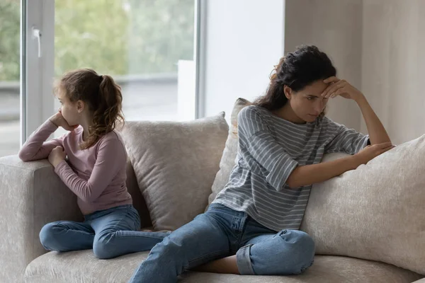 Familia deprimida que tiene problemas de relación, brecha generacional. — Foto de Stock