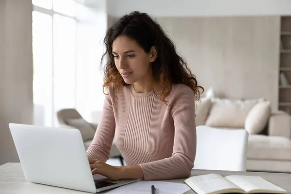 Glad attraktiv ung kvinna frilansare arbetar på datorn. — Stockfoto