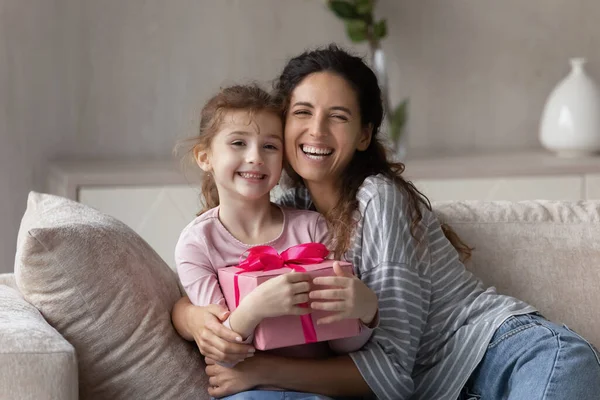 Vreugdevolle familie viert thuis gelukkige verjaardag. — Stockfoto